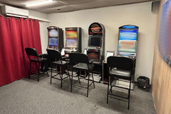 Na zdjęciu widać 4 urządzenia służące do gier losowych.