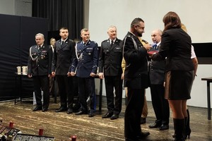 Na zdjęciu widać osoby odznaczane podczas honorowej gali.