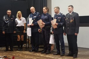 Na zdjęciu widać osoby odznaczane podczas honorowej gali.