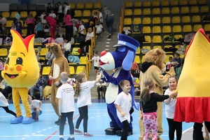 Na zdjęciu widać Sznupka oraz uczestników turnieju przedszkolaków.