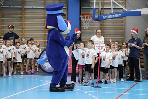 Na zdjęciu widać Sznupka oraz uczestników turnieju przedszkolaków.