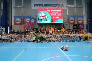 Na zdjęciu widać Sznupka oraz uczestników turnieju przedszkolaków.