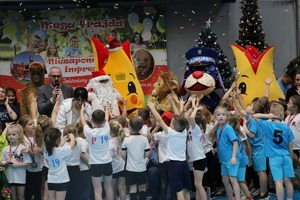 Na zdjęciu widać Sznupka oraz uczestników turnieju przedszkolaków.