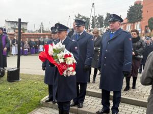 Na zdjęciach widać przebieg uroczystości poświęconej odsłonięciu pamiątkowej tablicy.Na zdjęciach widać przebieg uroczystości poświęconej odsłonięciu pamiątkowej tablicy.