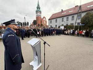 Na zdjęciach widać przebieg uroczystości poświęconej odsłonięciu pamiątkowej tablicy.Na zdjęciach widać przebieg uroczystości poświęconej odsłonięciu pamiątkowej tablicy.