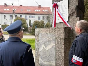 Na zdjęciach widać przebieg uroczystości poświęconej odsłonięciu pamiątkowej tablicy.Na zdjęciach widać przebieg uroczystości poświęconej odsłonięciu pamiątkowej tablicy.