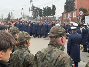 Na zdjęciach widać przebieg uroczystości poświęconej odsłonięciu pamiątkowej tablicy.