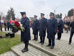 Na zdjęciach widać przebieg uroczystości poświęconej odsłonięciu pamiątkowej tablicy.