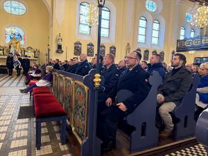 Na zdjęciach widać przebieg uroczystości poświęconej odsłonięciu pamiątkowej tablicy.