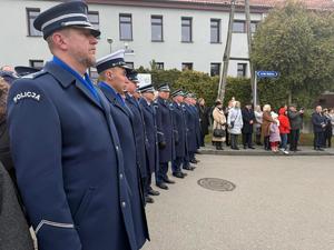 Na zdjęciach widać przebieg uroczystości poświęconej odsłonięciu pamiątkowej tablicy.