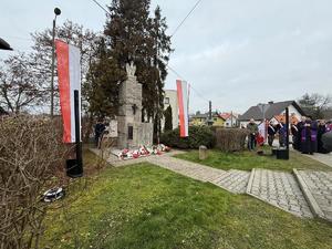 Na zdjęciach widać przebieg uroczystości poświęconej odsłonięciu pamiątkowej tablicy.