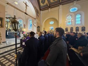 Na zdjęciach widać przebieg uroczystości poświęconej odsłonięciu pamiątkowej tablicy.