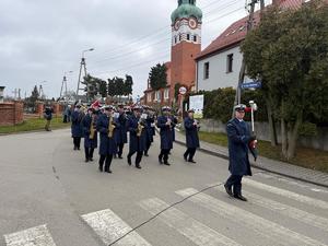 Na zdjęciach widać przebieg uroczystości poświęconej odsłonięciu pamiątkowej tablicy.