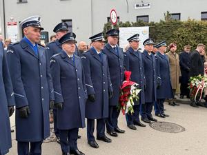 Na zdjęciach widać przebieg uroczystości poświęconej odsłonięciu pamiątkowej tablicy.