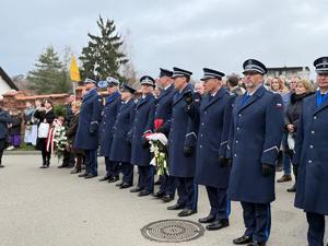 Na zdjęciach widać przebieg uroczystości poświęconej odsłonięciu pamiątkowej tablicy.