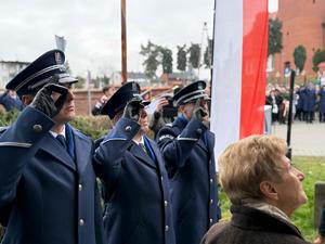 Na zdjęciach widać przebieg uroczystości poświęconej odsłonięciu pamiątkowej tablicy.