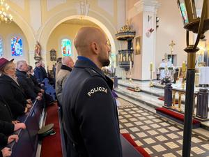 Na zdjęciach widać przebieg uroczystości poświęconej odsłonięciu pamiątkowej tablicy.