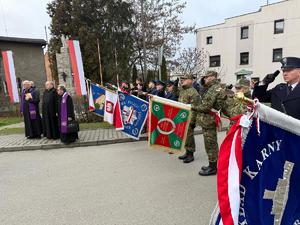 Na zdjęciach widać przebieg uroczystości poświęconej odsłonięciu pamiątkowej tablicy.