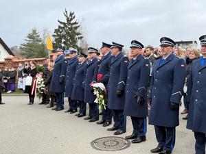 Na zdjęciach widać przebieg uroczystości poświęconej odsłonięciu pamiątkowej tablicy.
