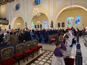 Na zdjęciach widać przebieg uroczystości poświęconej odsłonięciu pamiątkowej tablicy.