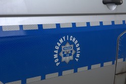 Na zdjęciu widać bok policyjnego radiowozu.