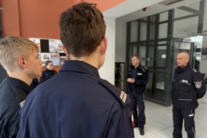 Na zdjęciu widać policjantów i uczniów klasy mundurowej.
