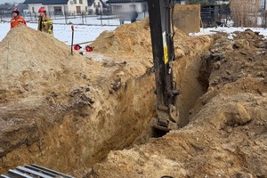 Na zdjęciu widać miejsce zdarzenia oraz pracujące na miejscu służby ratunkowe.