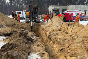 Na zdjęciu widać miejsce zdarzenia oraz pracujące na miejscu służby ratunkowe.