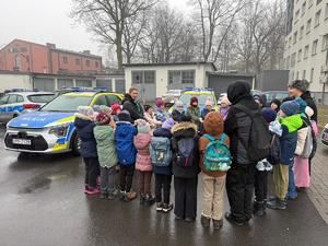 Na zdjęciu widać policjantów, zuchów i ich opiekunów podczas zwiedzania żorskiej komendy Policji.