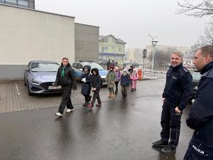 Na zdjęciu widać policjantów, zuchów i ich opiekunów podczas zwiedzania żorskiej komendy Policji.