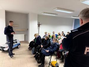 Na zdjęciu widać policjantów, zuchów i ich opiekunów podczas zwiedzania żorskiej komendy Policji.