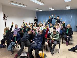 Na zdjęciu widać policjantów, zuchów i ich opiekunów podczas zwiedzania żorskiej komendy Policji.