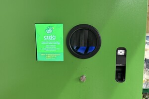 Na zdjęciu widać urządzenie służące do recyklingu butelek.