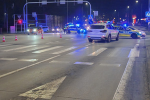 Na zdjęciu widać policjantów pracujących na miejscu zdarzenia drogowego.