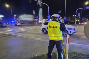 Na zdjęciu widać policjantów pracujących na miejscu zdarzenia drogowego.