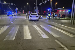 Na zdjęciu widać policjantów pracujących na miejscu zdarzenia drogowego.