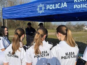 Na zdjęciu widać policjantów oraz uczestników akcji krwiodawstwa.