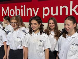 Na zdjęciu widać policjantów oraz uczestników akcji krwiodawstwa.