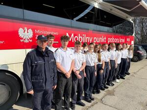 Na zdjęciu widać policjantów oraz uczestników akcji krwiodawstwa.