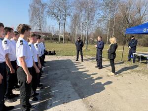 Na zdjęciu widać policjantów oraz uczestników akcji krwiodawstwa.