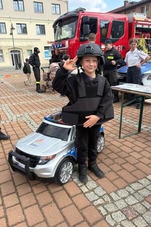 Na zdjęciu widać przedszkoiaki, maskotki, policjantów i mieszkańców Żor po zakończonym pochodzie.