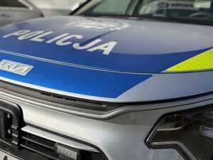 Na zdjęciu widać maskę policyjnego radiowozu.