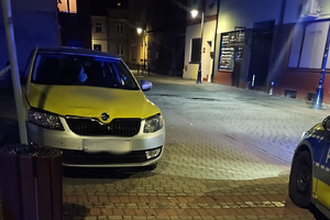 Na miejscu widać miejsce zdarzenia drogowego, samochód taxi i radiowóz.