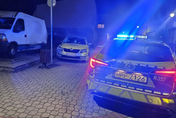 Na miejscu widać miejsce zdarzenia drogowego i uszkodzone pojazdy, a także radiowóz.