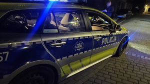 Na miejscu widać miejsce zdarzenia drogowego i uszkodzone pojazdy.