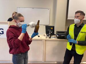 Na zdjęciu widać przebieg zajęć z zakresu kryminalistyki, policjantów i uczniów.