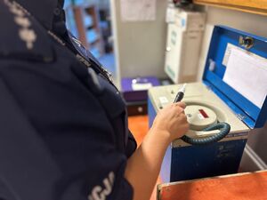 Na zdjęciu widać policjantkę wykonującą badanie trzeźwości.
