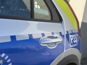 Na zdjęciu widać bok policyjnego radiowozu.
