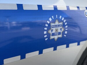 Na zdjęciu widać bok policyjnego radiowozu.