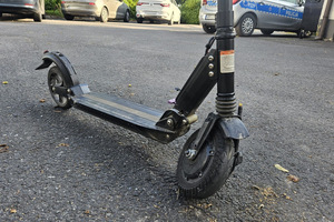 Na zdjęciu widać uszkodzoną hulajnogę.
